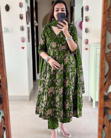 Effortlessly Elegant in Emerald Green