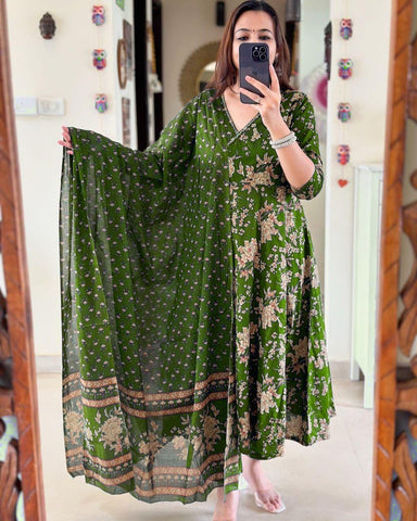 Effortlessly Elegant in Emerald Green
